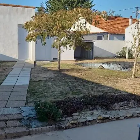 Maison Spacieuse A Pour 6 Avec Parking Prive - Fr-1-540-223